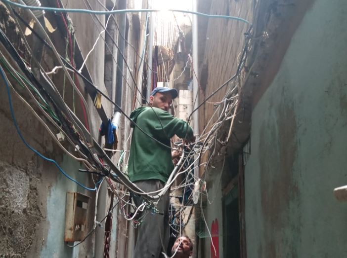 جماهيري حماس في بيروت يوصل الكهرباء لأحد أحياء مخيم شاتيلا