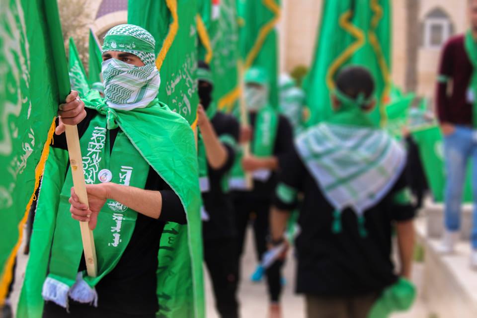 طلاب جامعتي القدس والنجاح يحتفلون بانطلاقة حماس