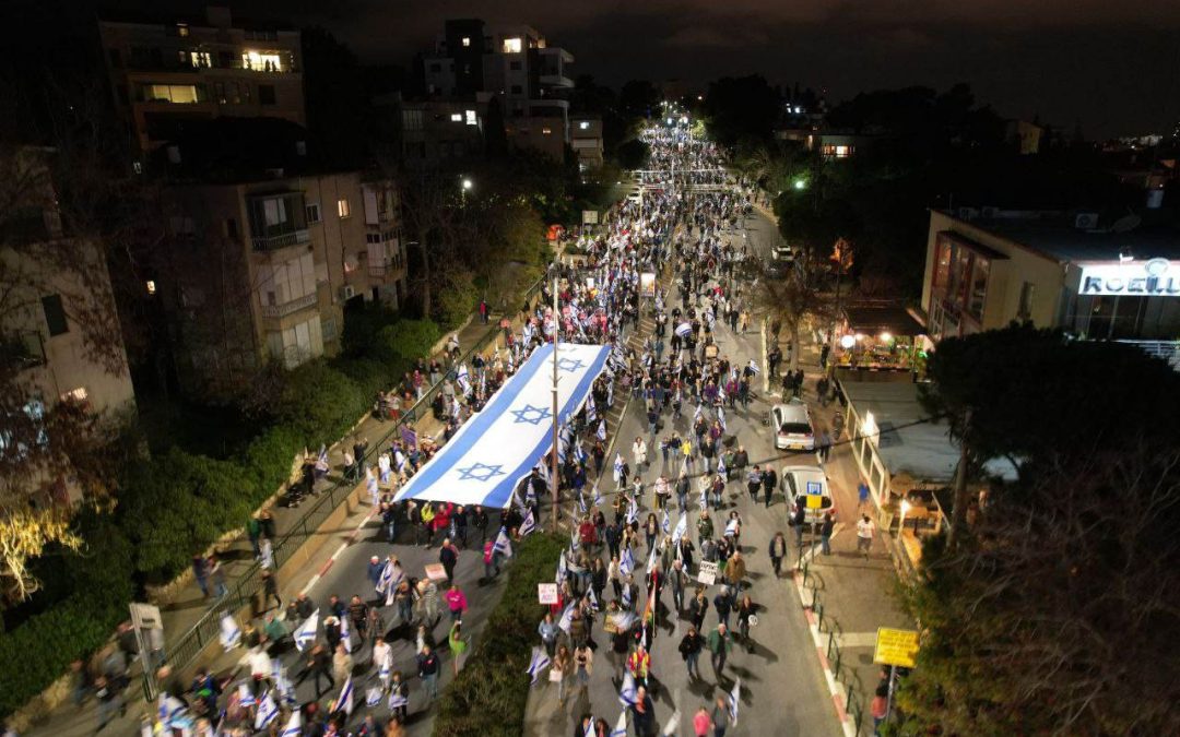 تجدد المظاهرات ضد نتنياهو وقادة الاحتجاجات يلوحون بشلل تام لإسرائيل