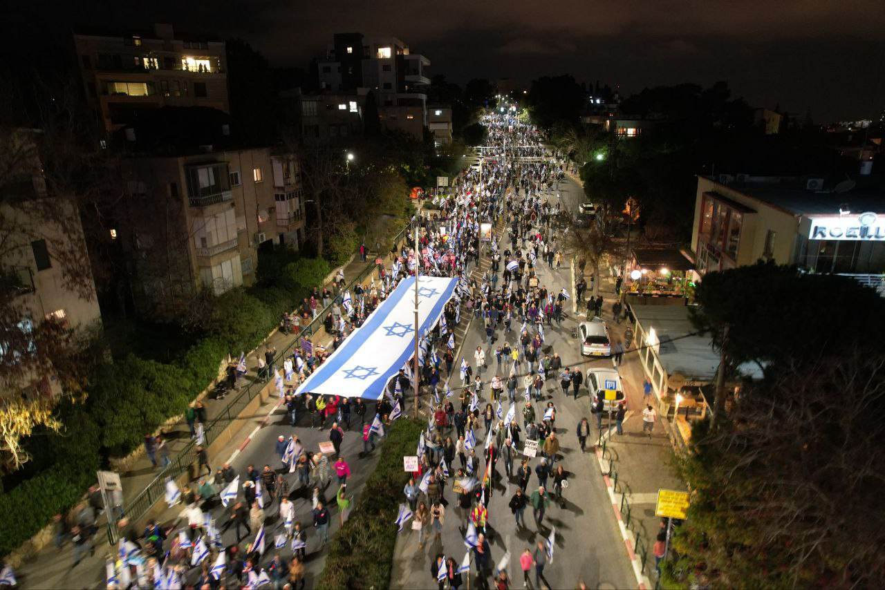 عشرات آلاف الصهاينة يتظاهرون ضد حكومة نتنياهو للأسبوع الثامن