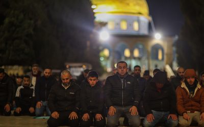 الآلاف يؤدون صلاة الفجر في المسجدين الأقصى والإبراهيمي