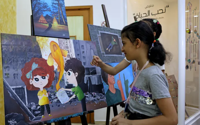 كاتبة بريطانية: “إسرائيل” تجعل نفسها ضحية حتى مع معرض فني لأطفال فلسطينيين