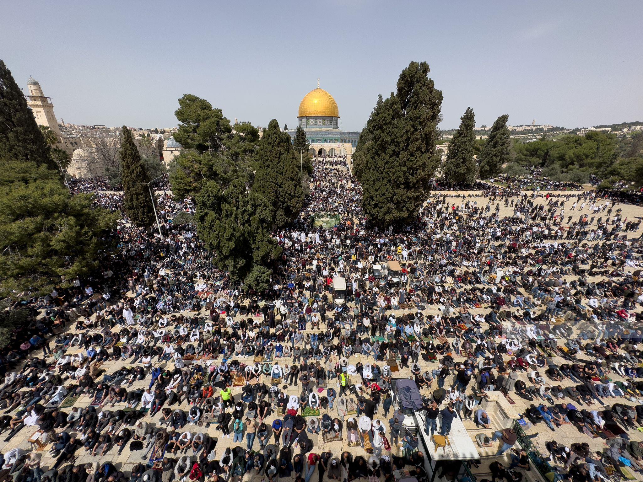 حماس تشيد بالحشود الكبيرة في المسجد الأقصى