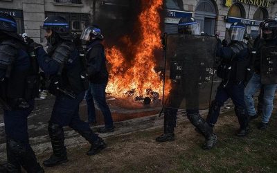 أمن فرنسا يقمع محتجين خلال تظاهرة مليونية ضد تعديل قانون التقاعد