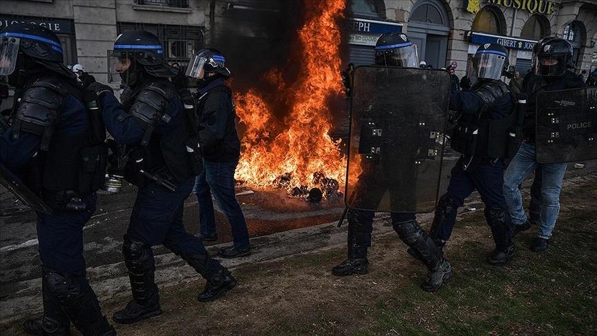 أمن فرنسا يقمع محتجين خلال تظاهرة مليونية ضد تعديل قانون التقاعد