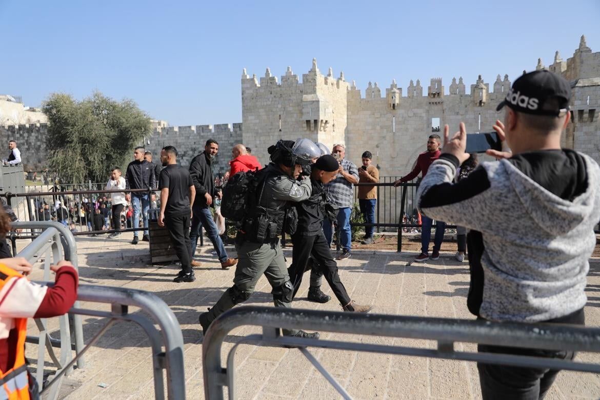جنود الاحتلال يعتقلون شابين وفتاة عند باب العامود في القدس