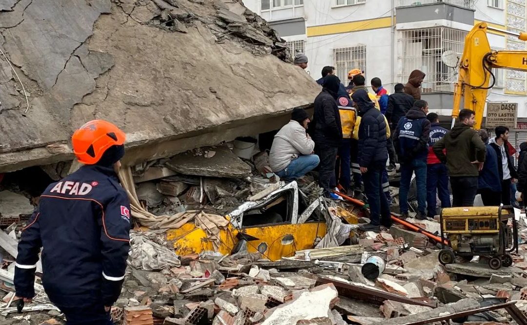 ارتفاع حصيلة ضحايا الزلزال المدمر في تركيا