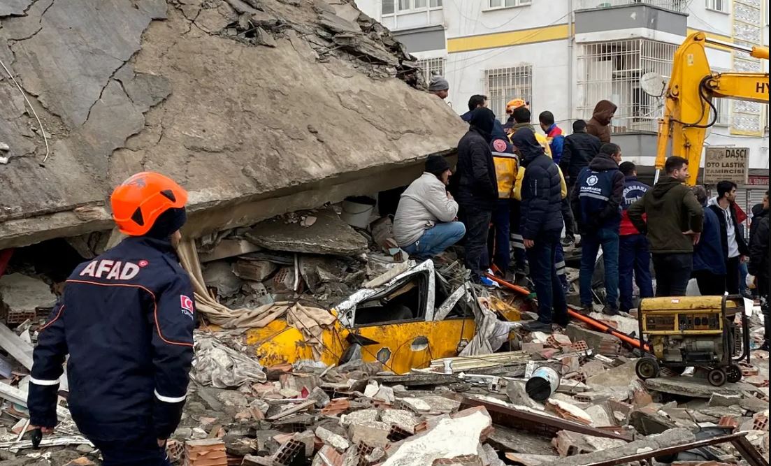 ارتفاع حصيلة ضحايا الزلزال المدمر في تركيا