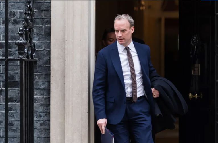 التنمر يقود نائب رئيس وزراء بريطانيا للاستقالة
