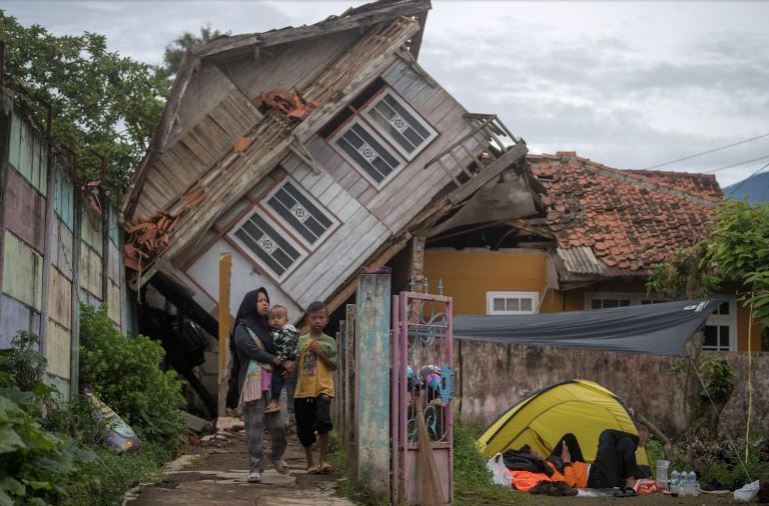 زلزال كبير يضرب إندونيسيا