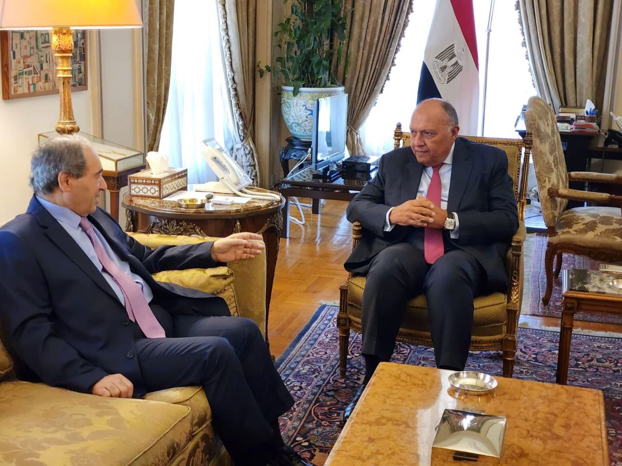 في زيارة هي الأولى منذ سنوات.. وزير خارجية سوريا يصل القاهرة