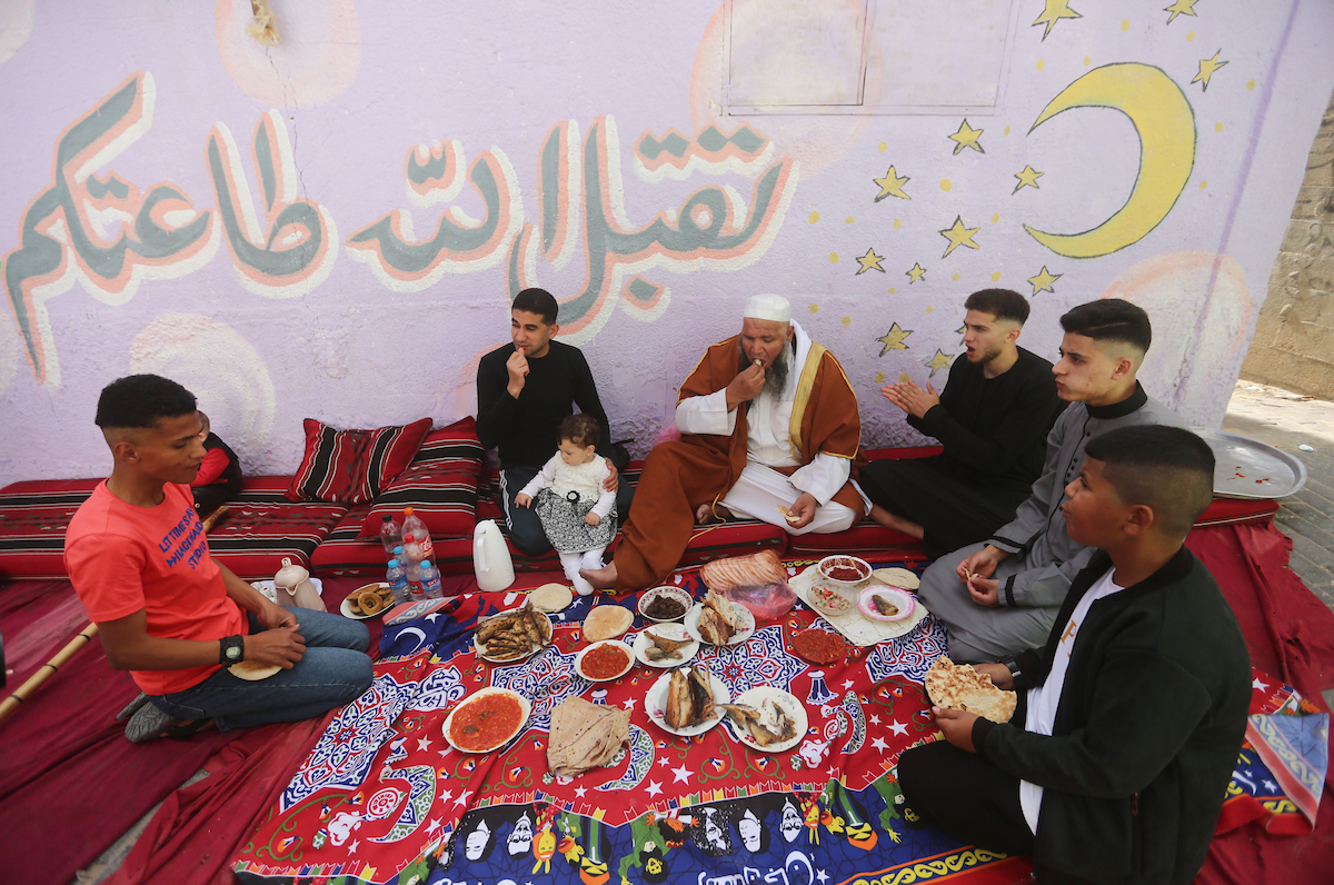 الفسيخ والسماقية سيدا السفرة بغزة أول أيام عيد الفطر الفسيخ والسماقية سيدا السفرة بغزة أول أيام عيد الفطر