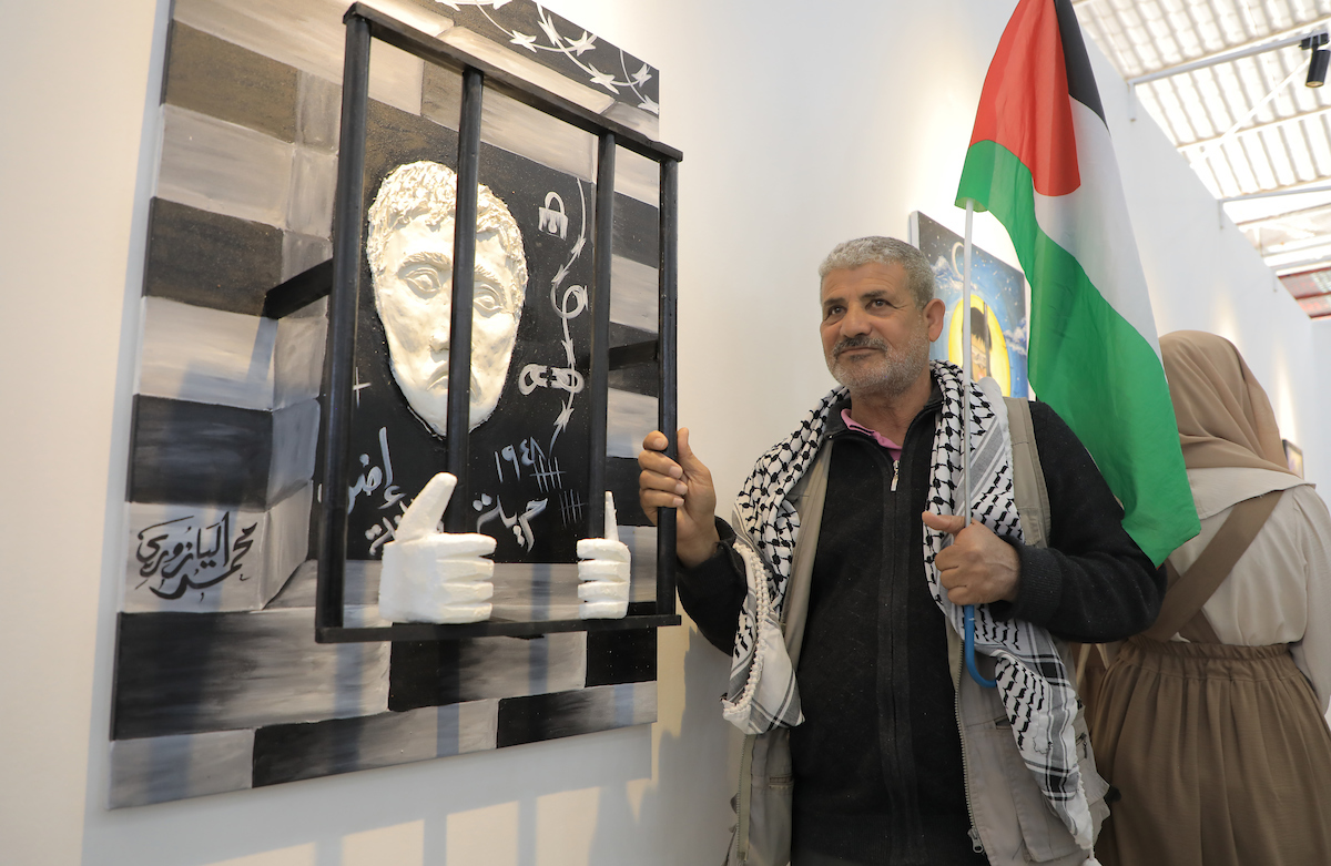 نتنفس حرية .. معرض فني يجسد معاناة الأسرى الفلسطينيين
