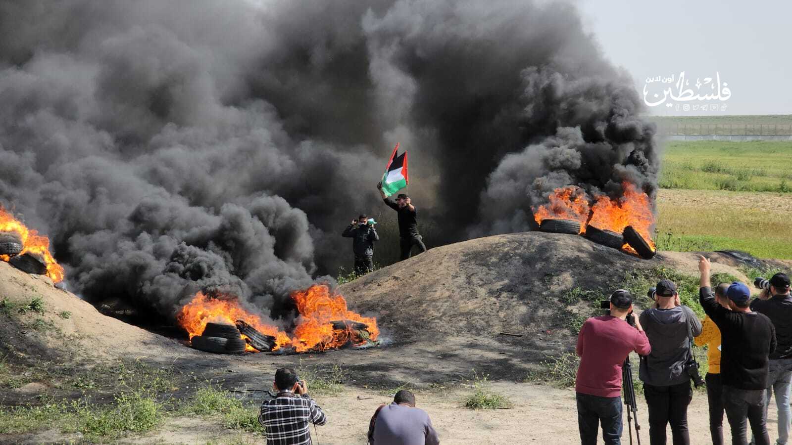 الشباب الثائر يشعلون الإطارات شرقي غزة تنديداً بجرائم الاحتلال بالأقصى