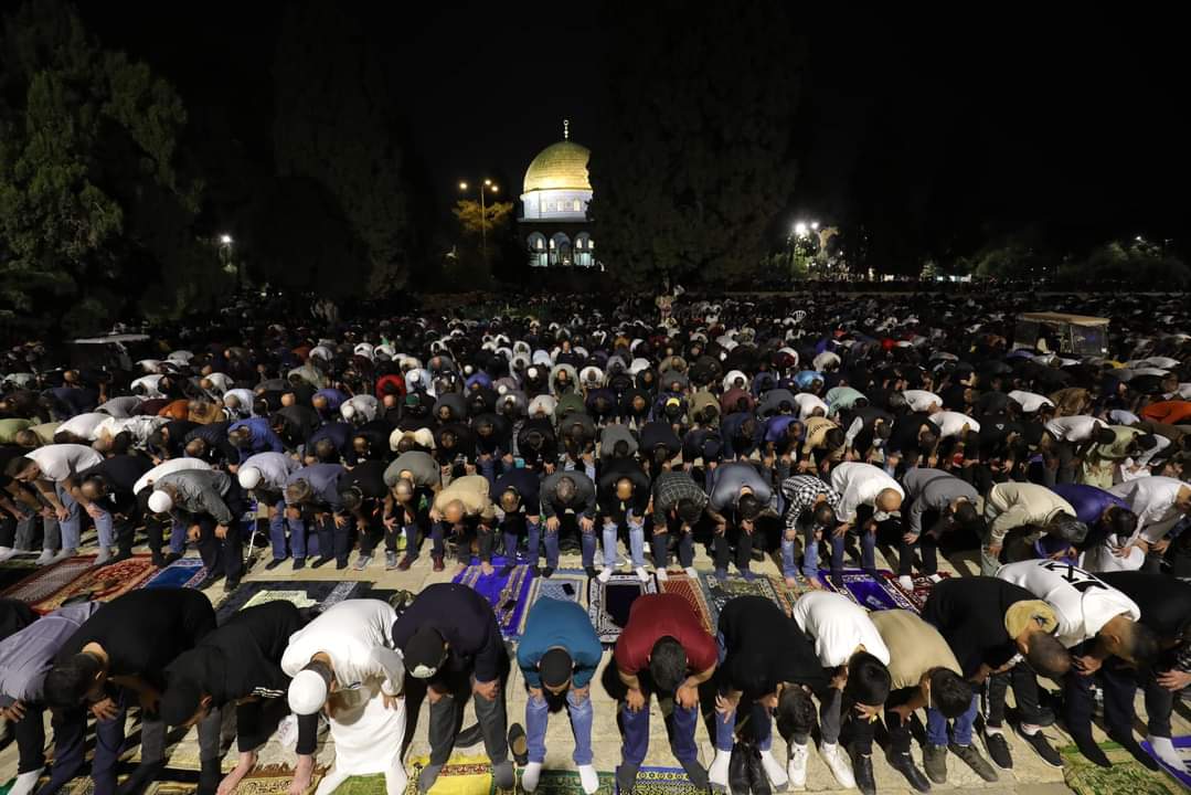 80 ألف مصلٍّ يؤدون العشاء والتراويح في الأقصى 80 ألف مصلٍّ يؤدون العشاء والتراويح في الأقصى