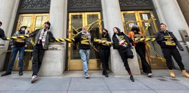 أنصار الحق الفلسطيني يغلقون مدخل قنصلية الاحتلال في سان فرانسيسكو