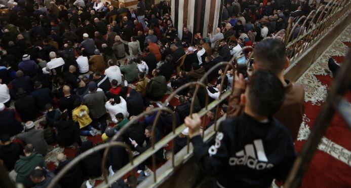 آلاف المسلمين يؤدون صلاة العيد في المسجد الإبراهيمي بالخليل