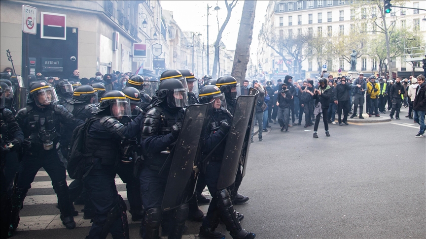 الشرطة الفرنسية تقمع محتجين ضد مشروع التقاعد