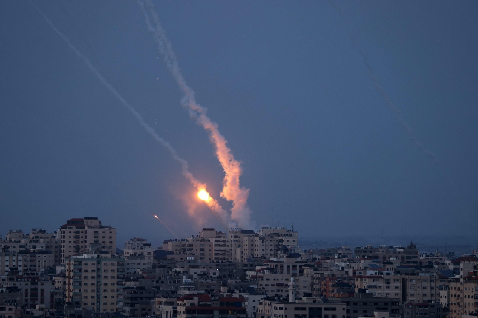 رشقات صاروخية واسعة من غزة .. تل أبيب وبئر السبع تحت القصف