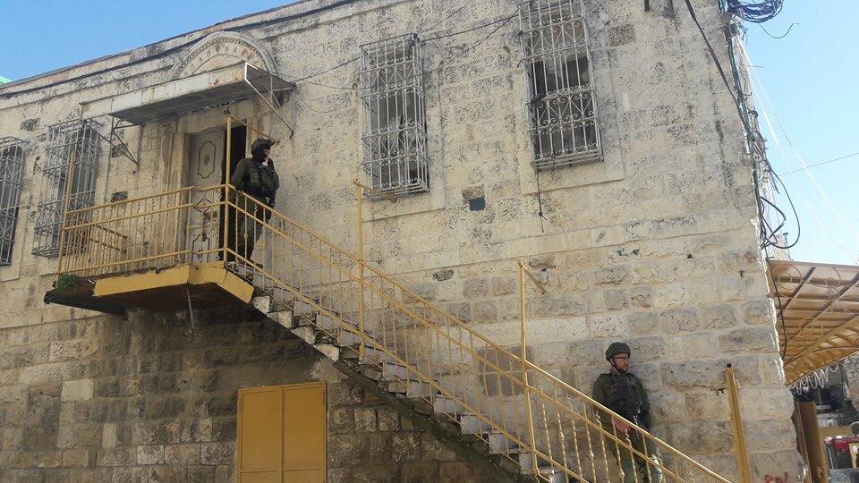 الاحتلال يعتزم الاستيلاء على مبنى بلدية الخليل ويسلم إخطاراً بالإخلاء