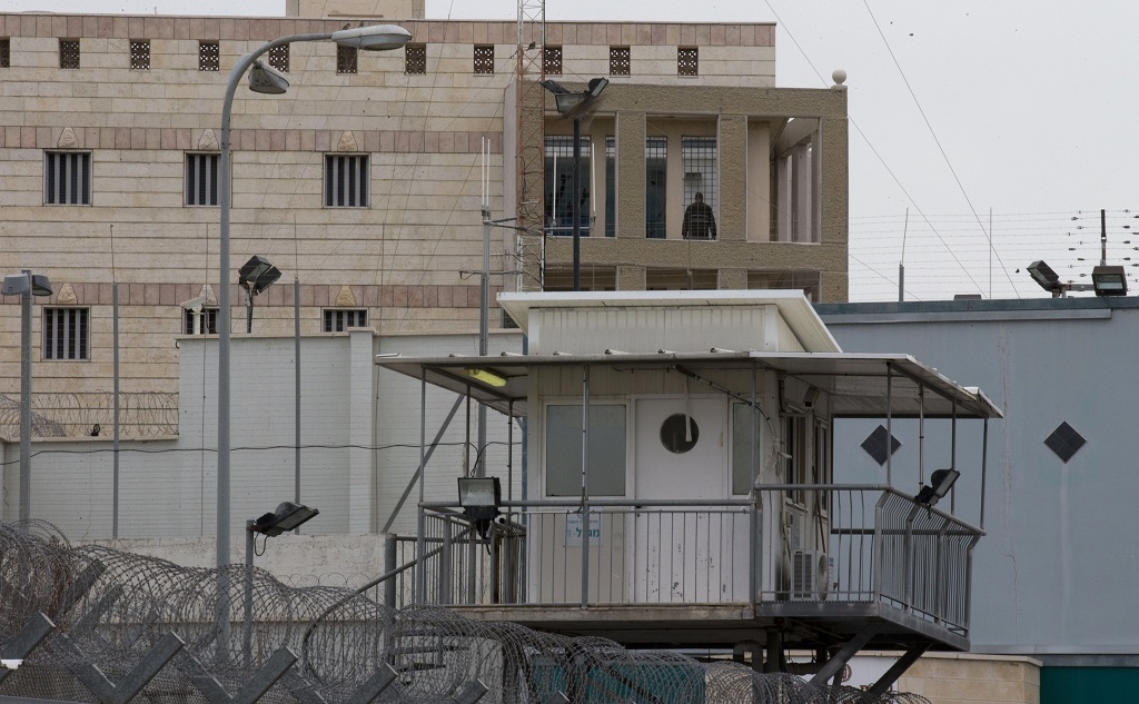 الأسرى المرضى في سجن الرملة يقررون خوض إضراب مفتوح عن الطعام
