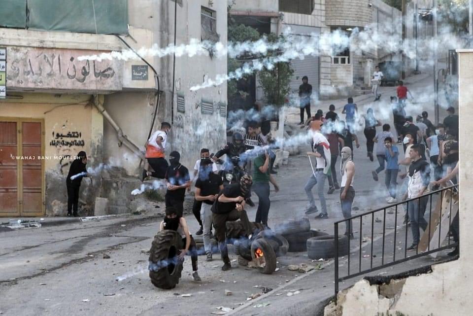 33 إصابة بمواجهات مع الاحتلال في حوارة بنابلس