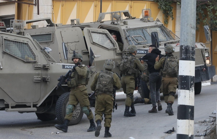 قوات الاحتلال تعتقل عشرات المواطنين في الضفة