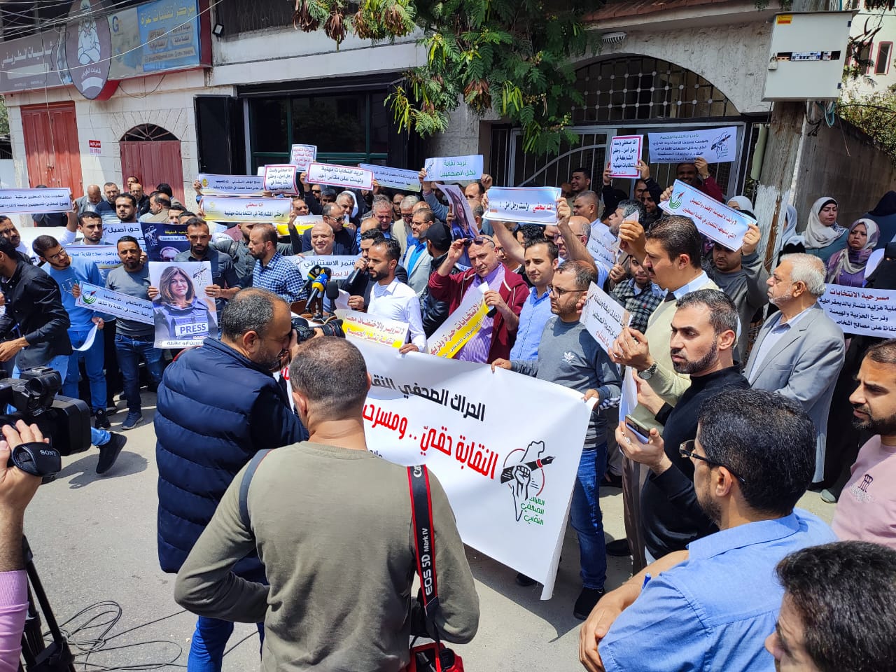 مئات الصحفيين يعتصمون بغزة رفضًا لإسقاط العضويات
