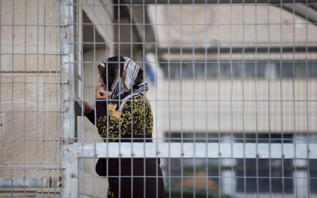 الاحتلال يمدد توقيف الأسيرة سماح صوف تمهيدا لاعتقالها إدارياً