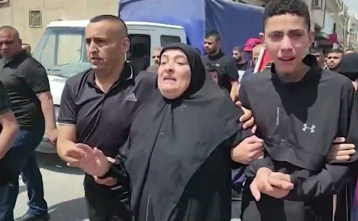 والدة القسامي سامر الشافعي: نجلي قاوم الاحتلال وأرعبه وارتقى شهيدًا والدة القسامي سامر الشافعي: نجلي قاوم الاحتلال وأرعبه وارتقى شهيدًا