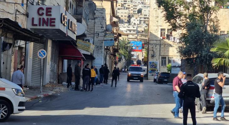 الاحتلال يُصيب شابًا ويعتقل آخرين خلال اقتحام نابلس