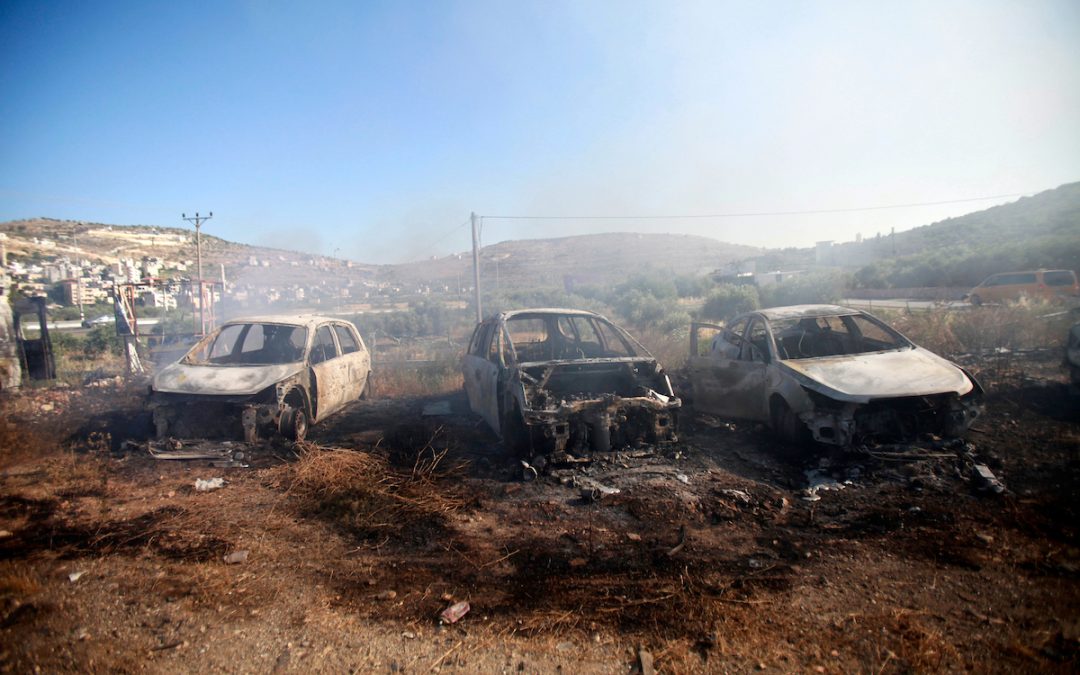 مستوطنون يحرقون 4 مركبات غربي القدس ويقتلعون أشجارا بالخليل