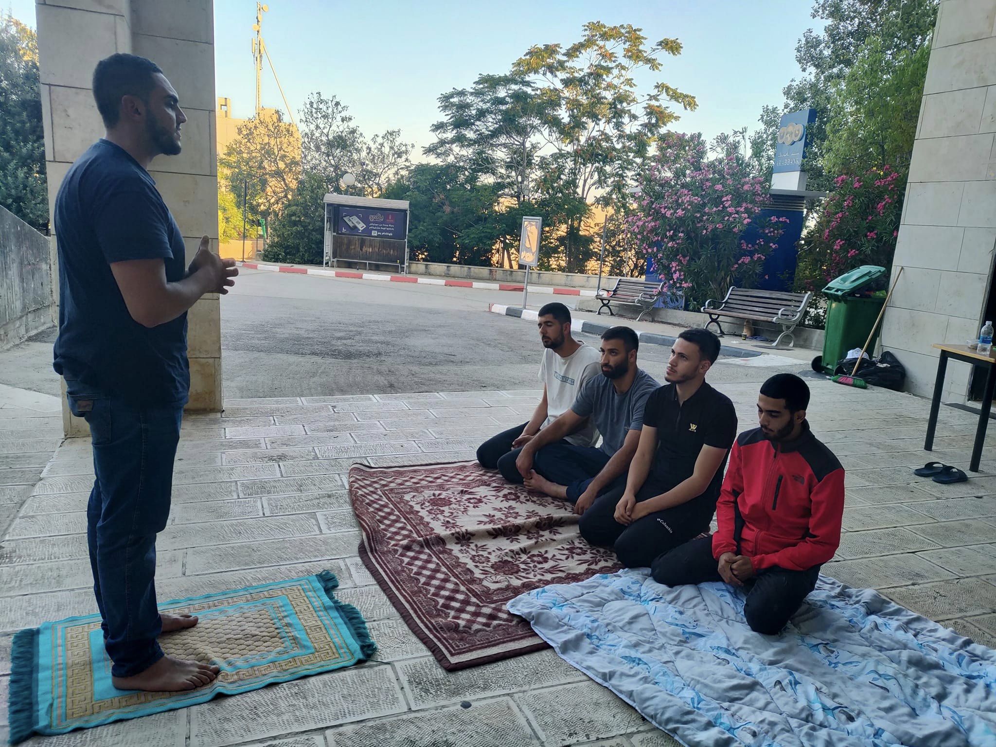 طلبة كتلة بيرزيت يؤدون صلاة عيد الأضحى خلال اعتصامهم رفضا للاعتقال السياسي