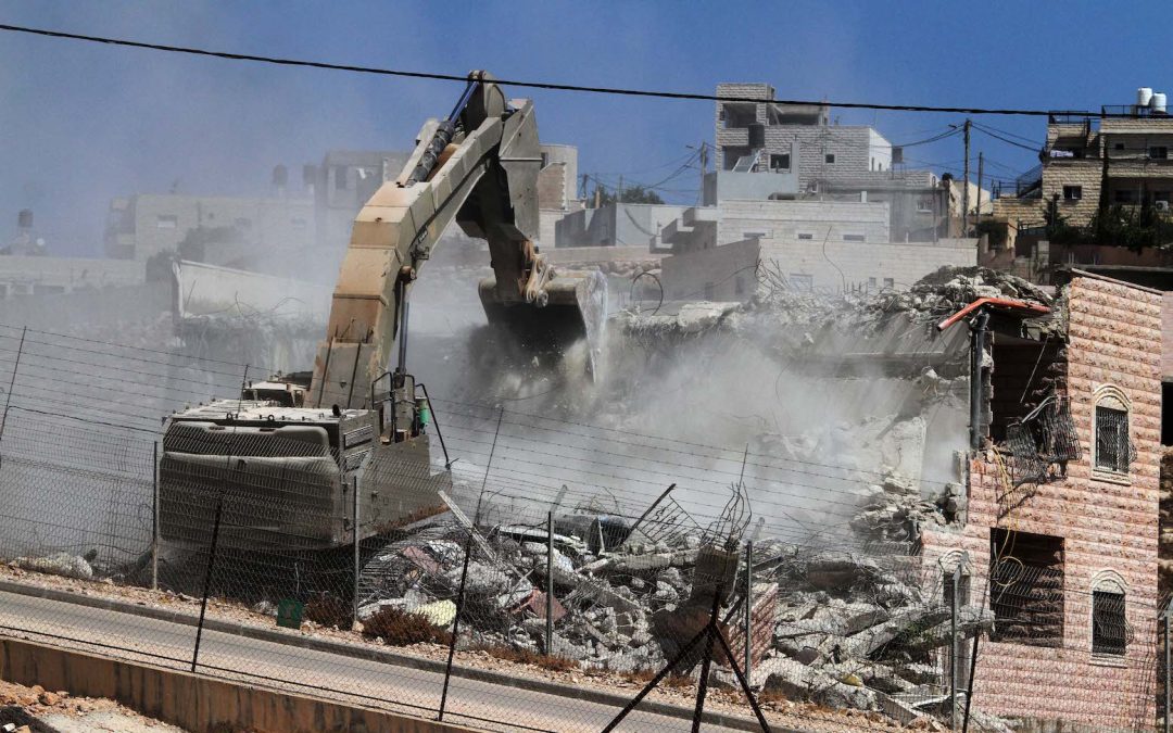 الاحتلال يهدم منزلاً ومصنعاً في القدس