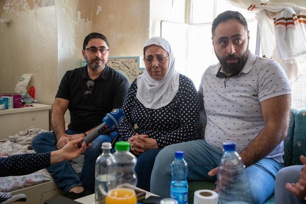 الاحتلال يعتقل أحد أفراد عائلة صب لبن من أمام منزلهم المسلوب بالقدس