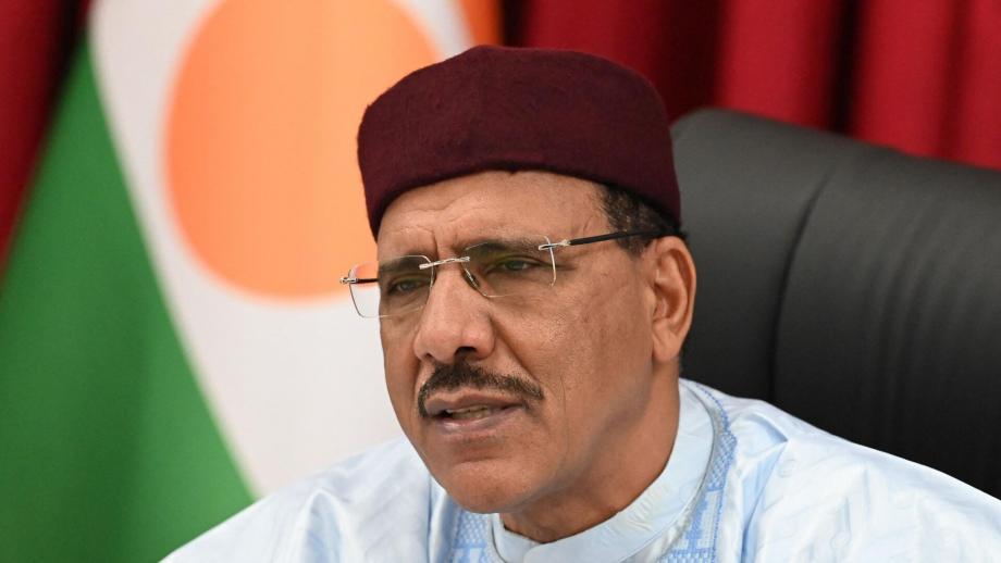 رئيس النيجر وحكومته يرفضان الانقلاب ويؤكدان شرعيتهما
