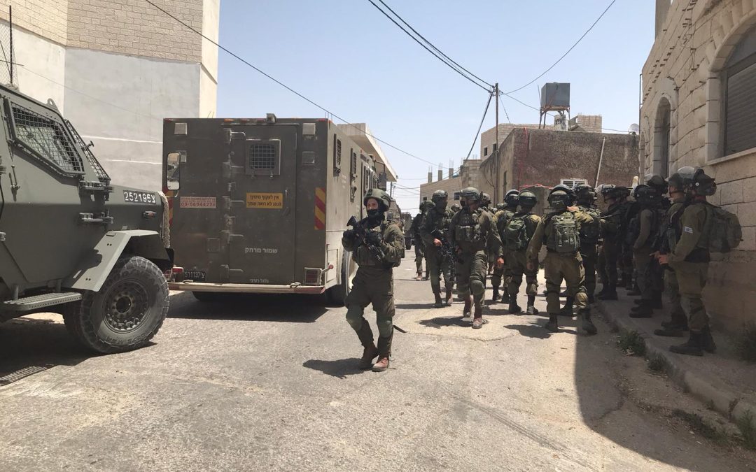 قوات الاحتلال تعتقل شاباً من جنين وتقتحم عرابة