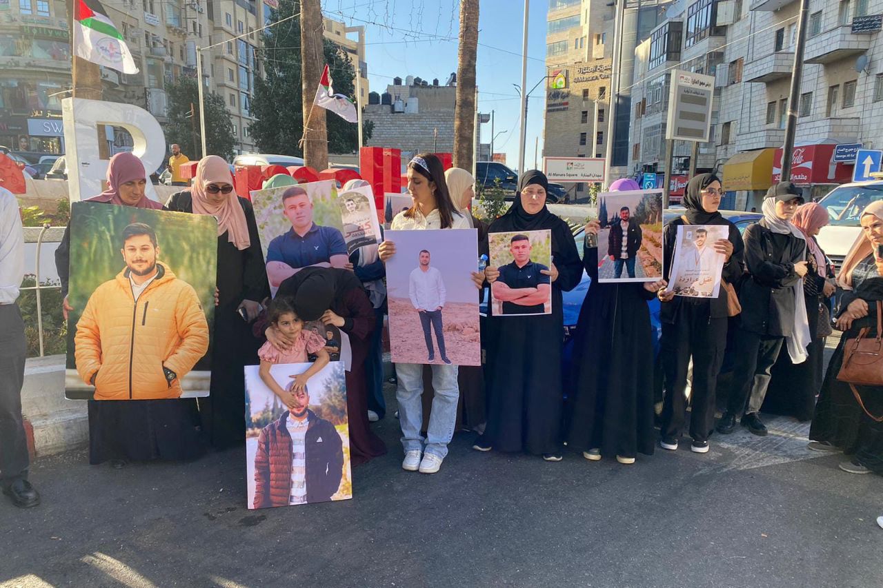 وقفة برام الله للمطالبة بحرية المعتقلين السياسيين من سجون السلطة وقفة برام الله للمطالبة بحرية المعتقلين السياسيين من سجون السلطة