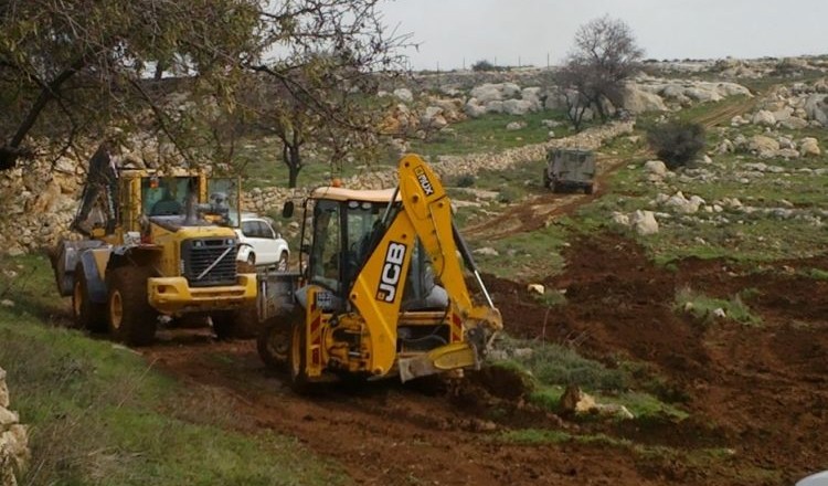 الاحتلال يجرف أراضٍ  جنوب الخليل ومستوطنون يسرقون خيامًا بنابلس