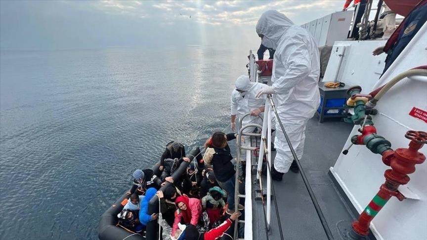 إنقاذ 20 مهاجرا دفعتهم اليونان للمياه الإقليمية التركية
