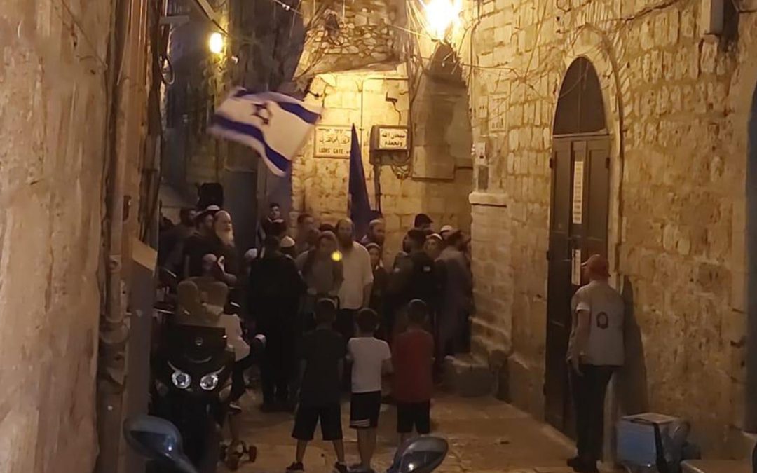 مسيرة استفزازية للمستوطنين في القدس القديمة وحماس تحذر