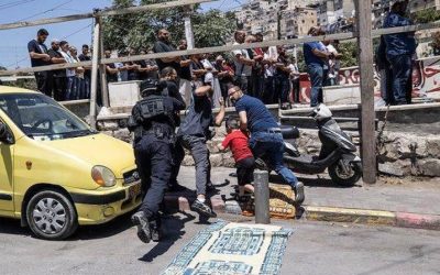 الاحتلال يقمع مسيرة في الشيخ جراح ويعتقل شابًا ويبعد آخر عن القدس