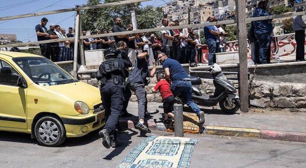الاحتلال يقمع مسيرة في الشيخ جراح ويعتقل شابًا ويبعد آخر عن القدس