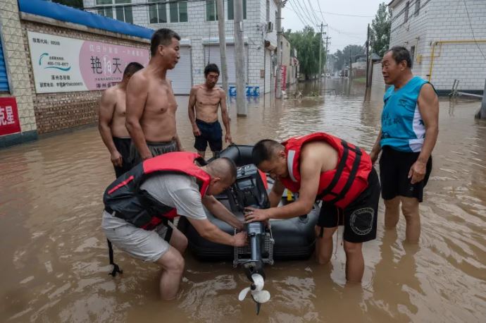 إعصار يجلي مئات الآلاف في الصين ويفرض التأهب باليابان
