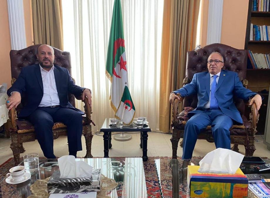 ممثل حماس في لبنان يلتقي السفير الجزائري