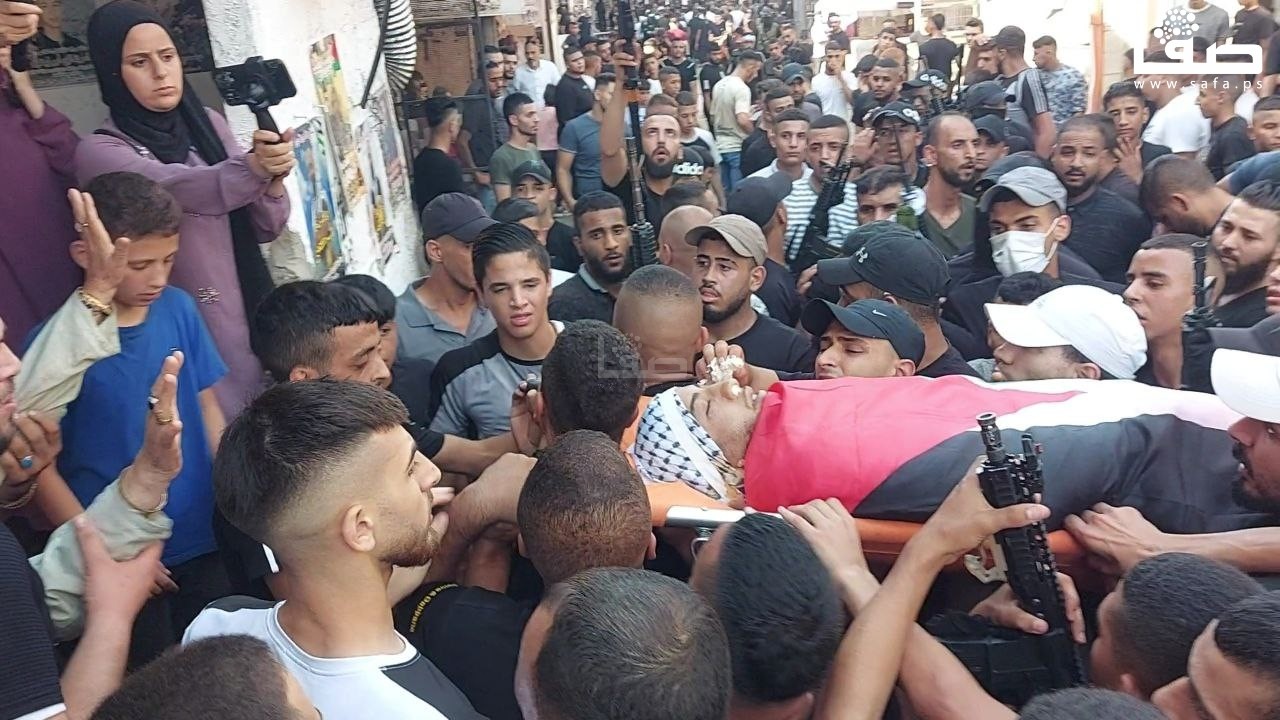 الآلاف يشيعون جثمان الشهيد داوود في نابلس
