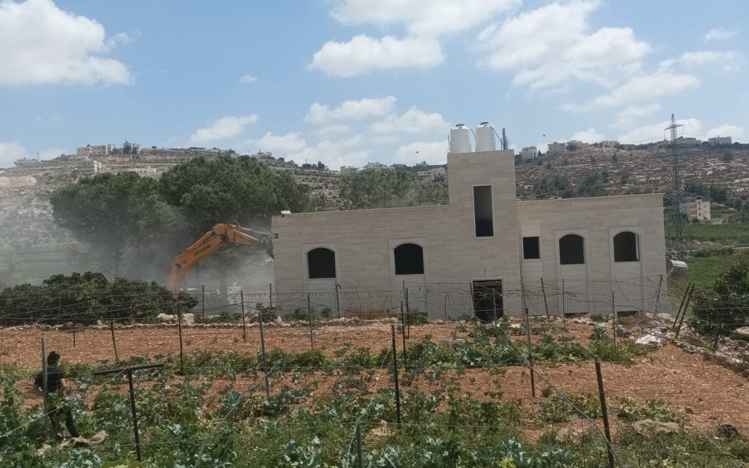 الاحتلال يهدم منزلا بالخليل ويوقف العمل والبناء في 17 بأريحا