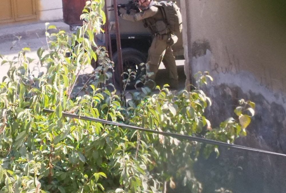 الاحتلال يعتقل شابا ويصيب 8 آخرين في بلدة بيتا بنابلس