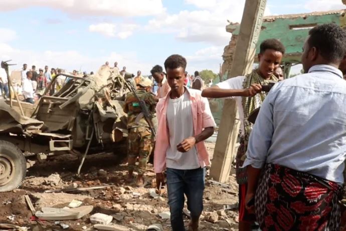 21 قتيلا وعشرات الجرحى بتفجير انتحاري في الصومال