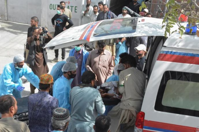 عشرات القتلى والجرحى بتفجيرين في باكستان